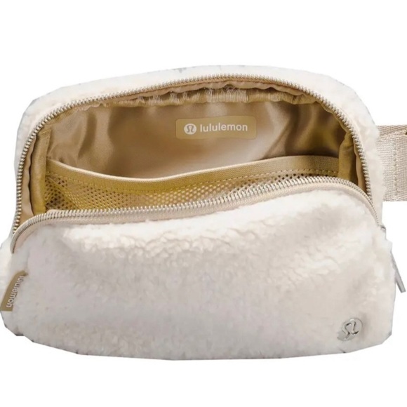 Lululemon Everywhere Fleece belt bag Natural Ivory/Trench color - Picture 5 of 8